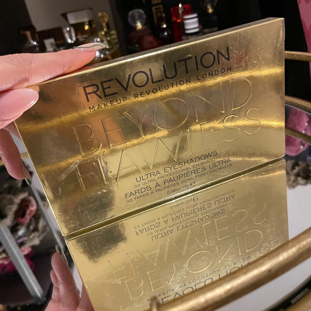 REVOLUTION BEYOND FLAWLESS EYESHADOW
Palette